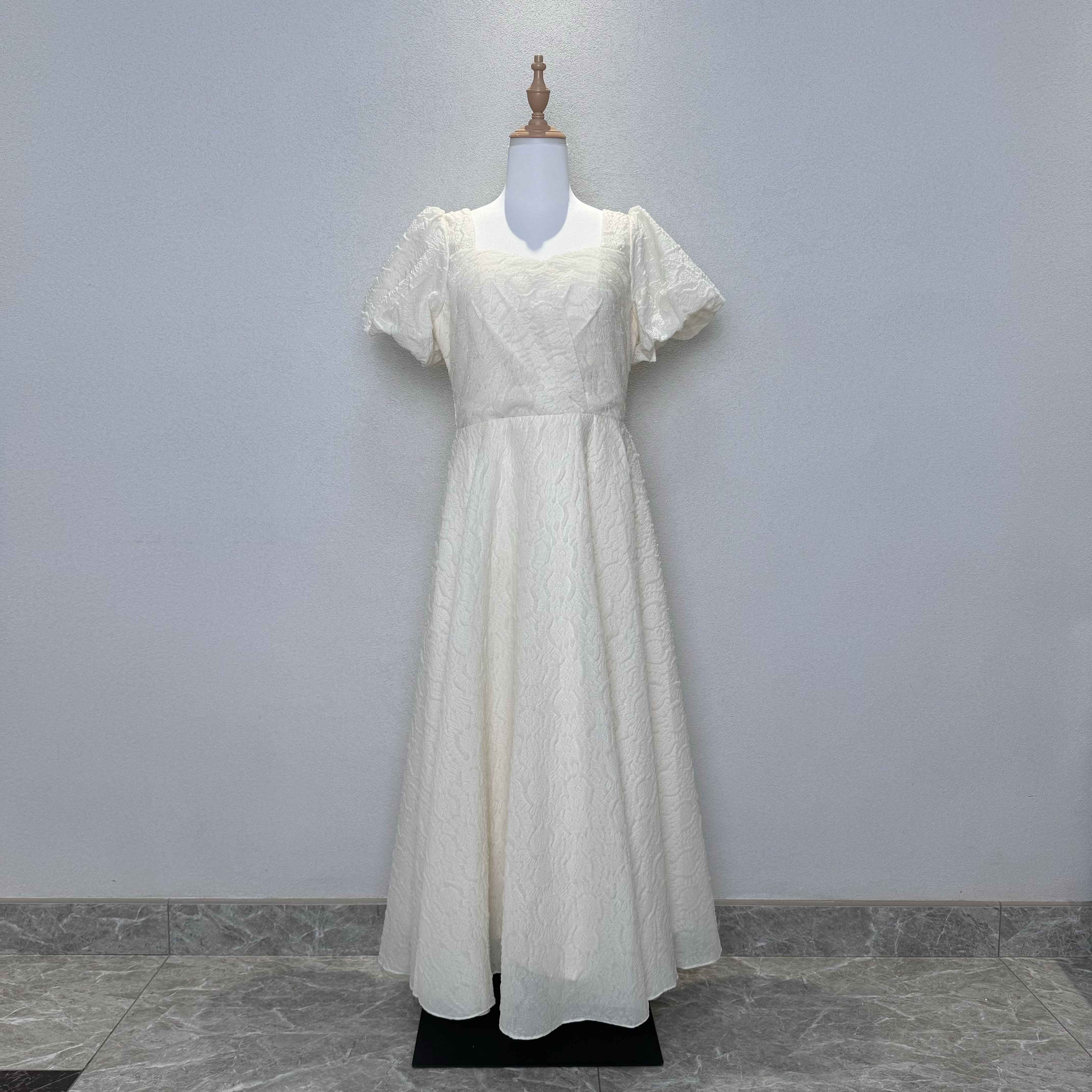 お買い得！オフホワイト　プリントスカート　パフスリーブ　二の腕カバー　膝丈スカート　スクエアネック　デート成人式祭り上品