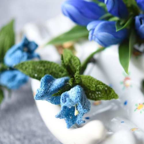 受注制作20日】ブローチ リンドウ、秋深まり（ブルー） レース編み