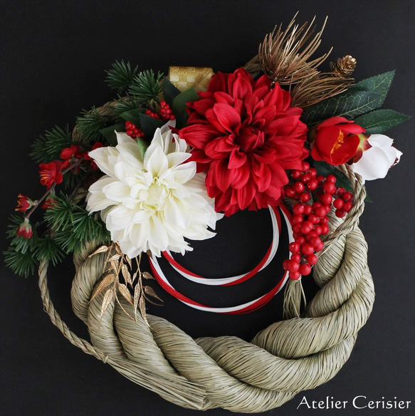 ・【特割】2026年版 お正月飾り しめ縄＜紅白 天竺牡丹＞雲流Ｌサイズ しめ飾り アーティフィシャルフラワー 1枚目の画像