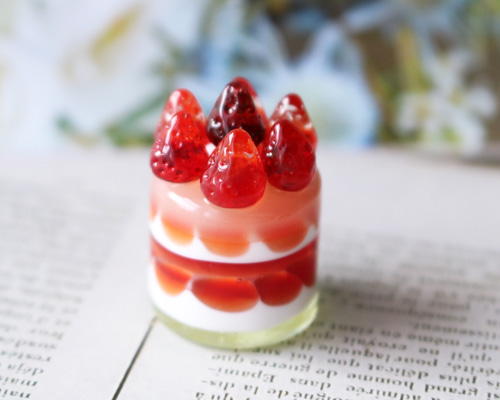 Xmasセール＊ガラスのミニチュア苺ショートケーキ☆ガラスのミニチュア