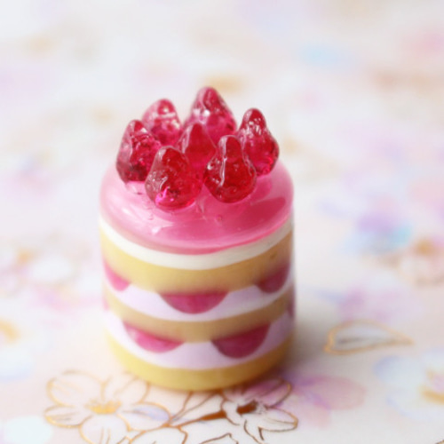 ガラスのミニチュア苺ショートケーキ ☆ガラスのミニチュア