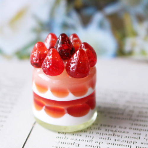 新春SALEガラスのミニチュア苺ショートケーキ☆ガラスのミニチュア