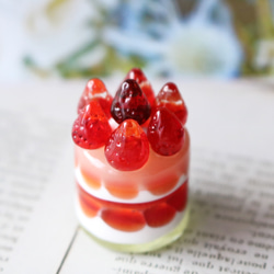 新春SALEガラスのミニチュア苺ショートケーキ☆ガラスのミニチュア