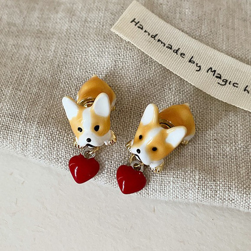 ハートをぎゅっと！横抱きわんこピアス（コーギー） ali-2158095_1.jpg ピアス