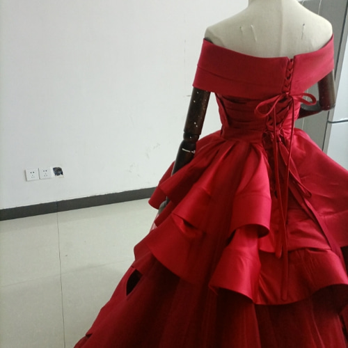 豪華！カラードレス ボルドー色 オフショルダー プリンセスライン 光沢  