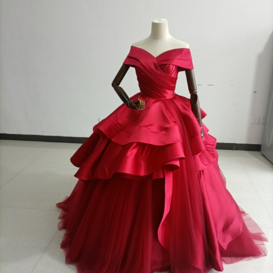 豪華！カラードレス ボルドー色 オフショルダー プリンセスライン 光沢サテン 花嫁 披露宴