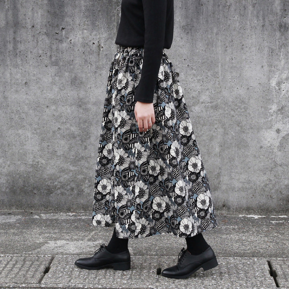 ノルディック調フラワー コーデュロイ ギャザースカート（ グレイ ）ロング マキシ ポケット グレー 灰色 2枚目の画像