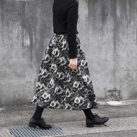 ノルディック調フラワー コーデュロイ ギャザースカート（ グレイ ）ロング マキシ ポケット グレー 灰色 4枚目の画像