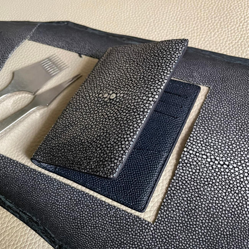 スターマーク入りスティングレイ革使用2つ折り財布 手縫い商品 二