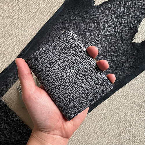 スターマーク入りスティングレイ革使用2つ折り財布 手縫い商品