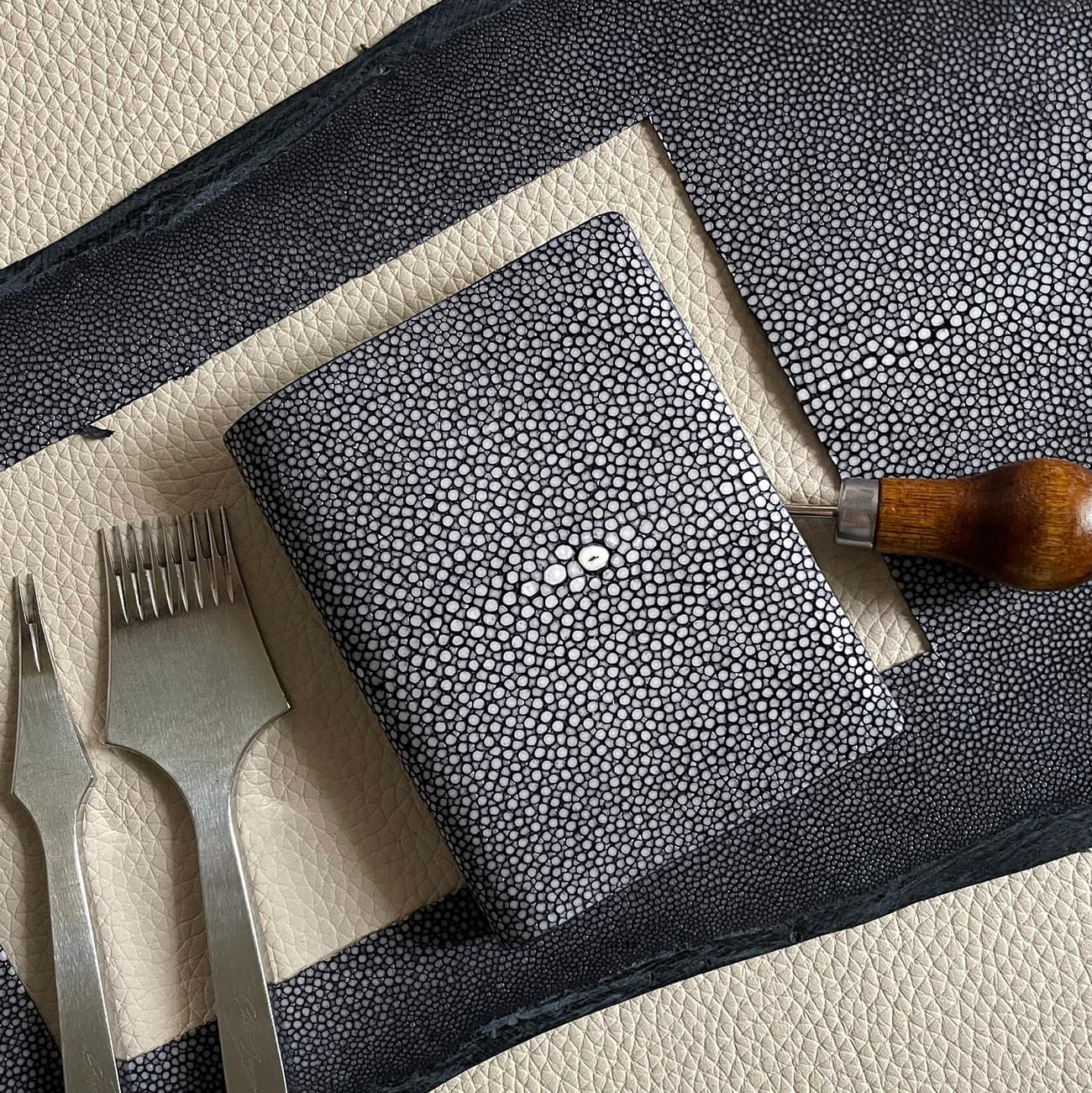 スターマーク入りスティングレイ革使用２つ折り財布　手縫い商品