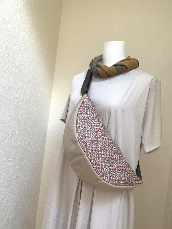 クロスボディバッグをリバティで楽しむ★スリーピングローズ柄（マットラミネート）のクロスボディバッグ★ノラの手仕事