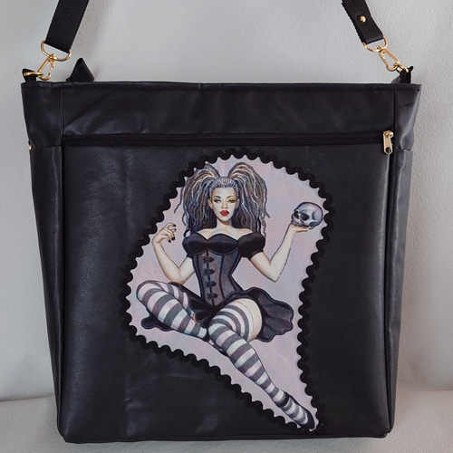 ☆アレキサンダーヘンリー(魔女柄) ☆ショルダーバッグ ☆A4サイズも