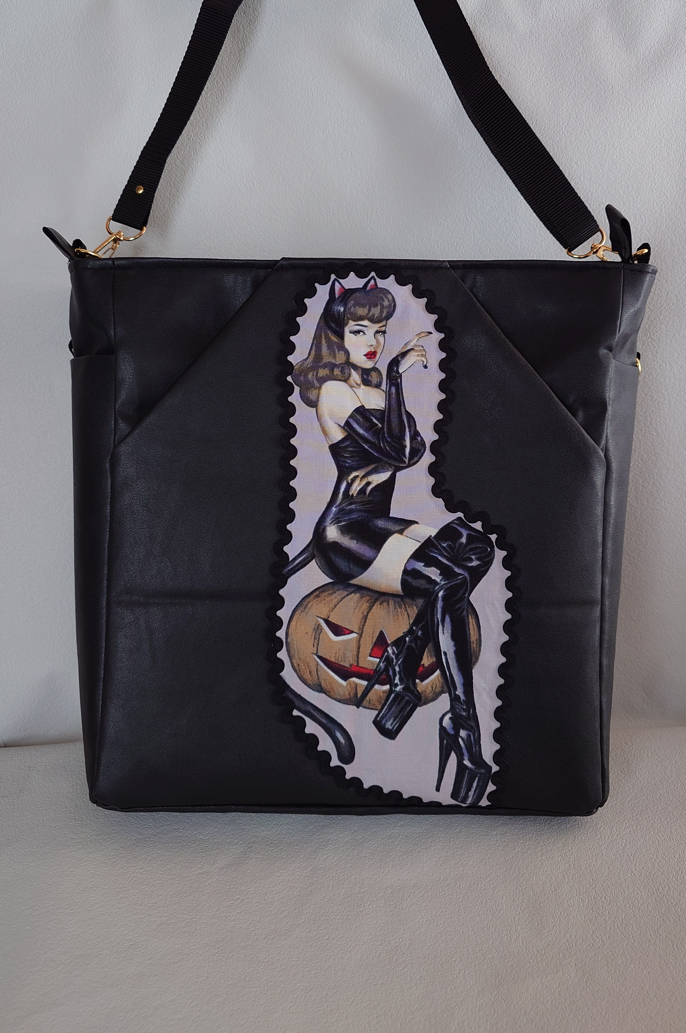 ☆アレキサンダーヘンリー(魔女柄) ☆ショルダーバッグ ☆A4サイズも