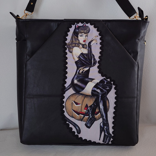 ☆アレキサンダーヘンリー(魔女柄) ☆ショルダーバッグ ☆A4サイズも