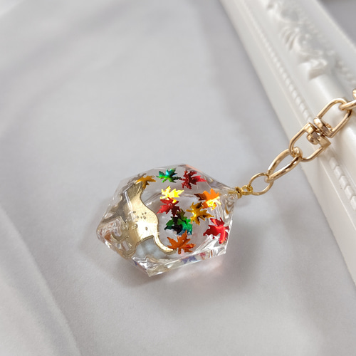 秋の新作 紅葉したもみじと猫の六角形型キーホルダー その他