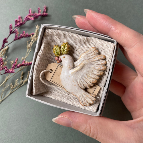 銅製:夫婦鳩(小判台付) 鳩とヒイラギ 陶土ブローチ ブローチ Topo Brown 通販 18313428