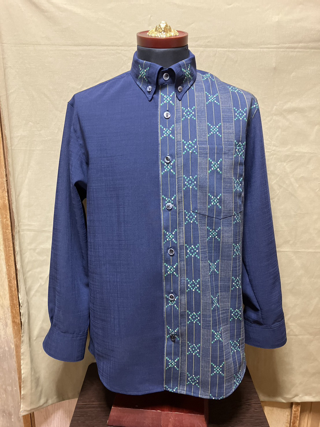 長袖　かりゆしウェア　メンズ   濃紺　絣柄　 L （沖縄、琉球、紅型柄、アロハ）No.１４２