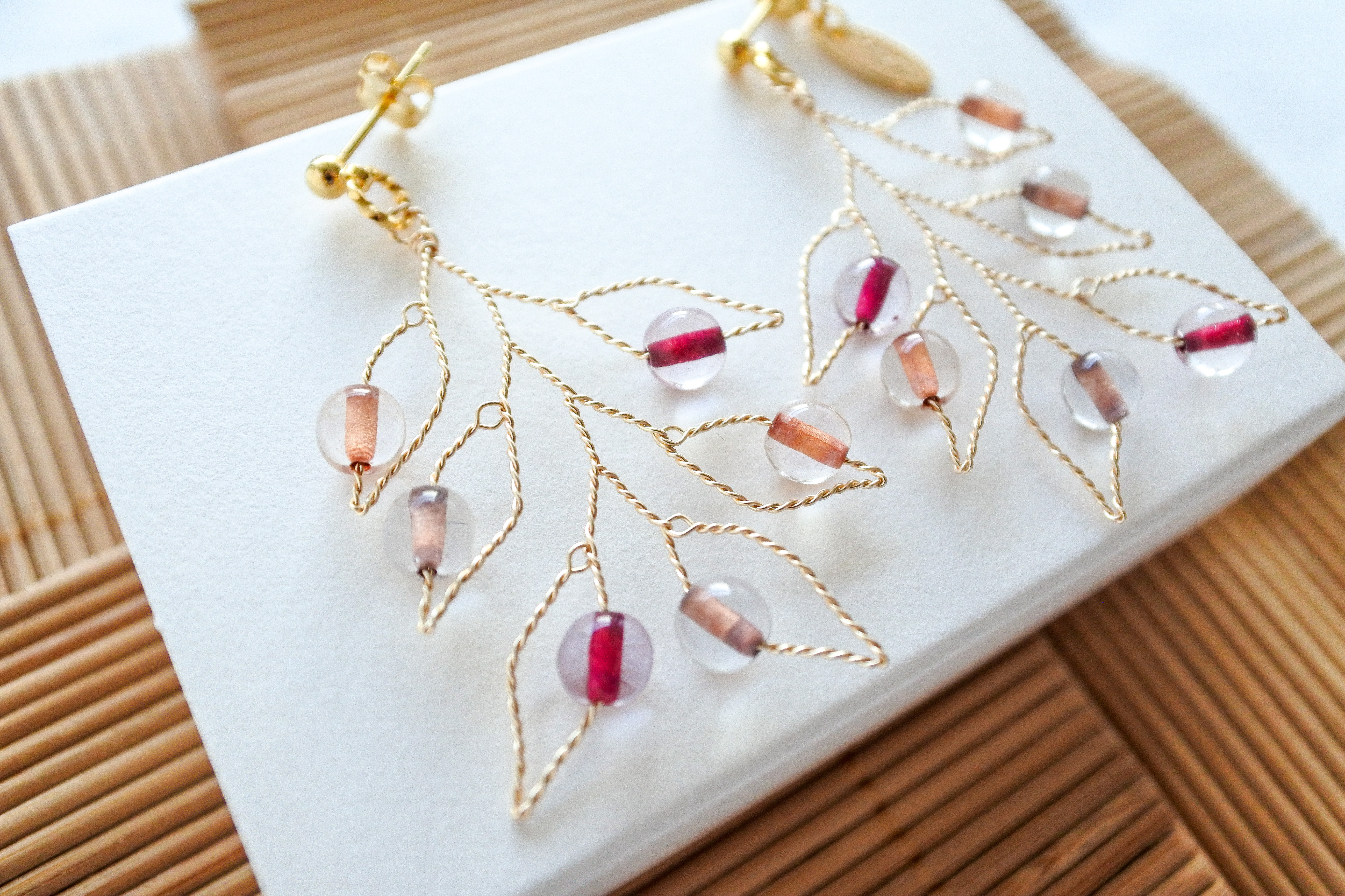 小枝耳飾り【ひとひら(レッド)】小枝ピアス　小枝イヤリング　ワイヤーアクセサリー　チェコガラス　葉