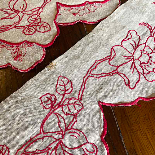 アンティーク ドイツ　刺繍　ガロン　トリム　棚飾り　ガーランド 棚飾り トリム 赤糸刺繍 麻生地 フランス 植物刺繍 12cldr17 リボン