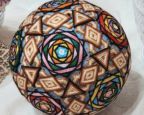 てまり＊『ステンドグラス風の薔薇』＊花手毬＊バラ∴°洋風°。和風