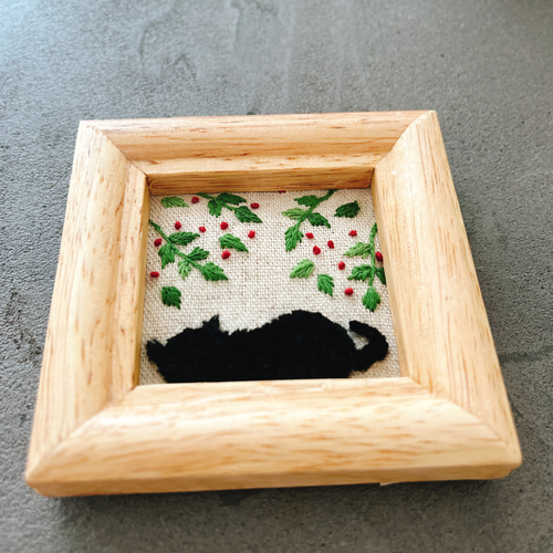 昼寝の黒猫と赤い実 刺繍フレーム ファブリックパネル ネコ ねこ