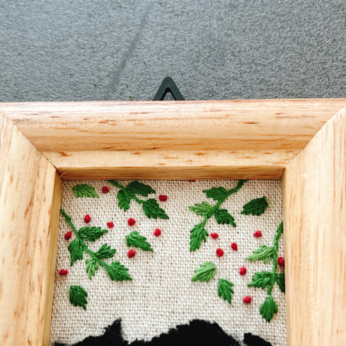 昼寝の黒猫と赤い実 刺繍フレーム ファブリックパネル ネコ ねこ