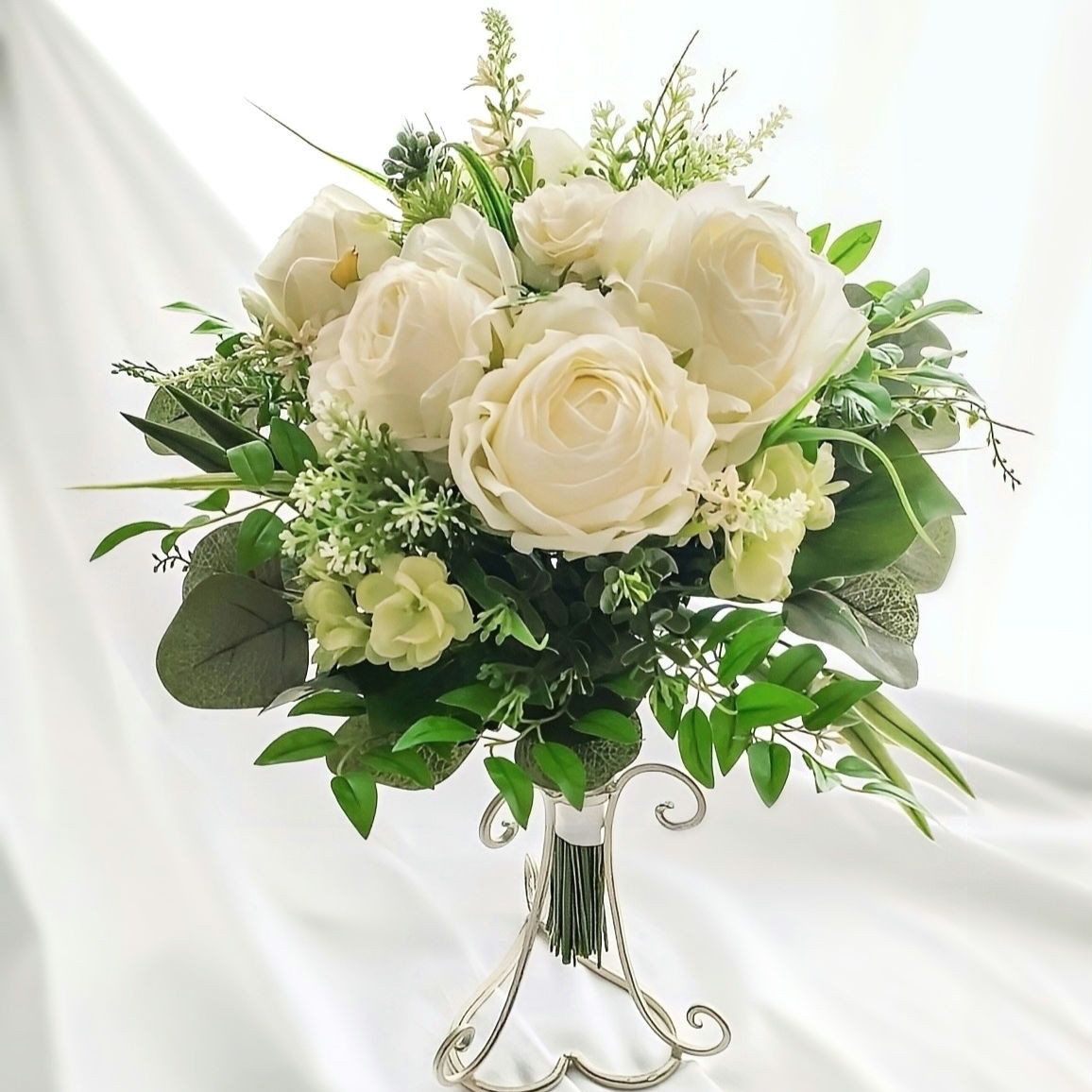 【生花に見える】白 ローズ グリーン ウェディングブーケ 薔薇 クラッチブーケ オーダーメイド  ユーカリ  造花ブーケ