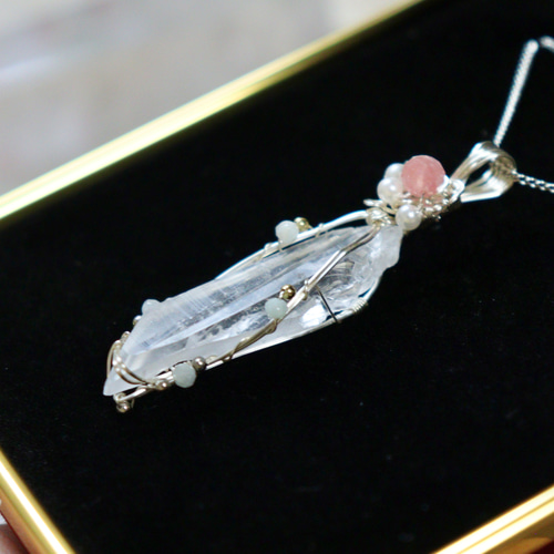 レムリアンシードクリスタルとインカローズのワイヤージュエリー