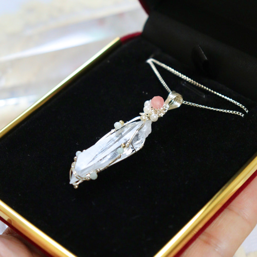 レムリアンシードクリスタルとインカローズのワイヤージュエリー