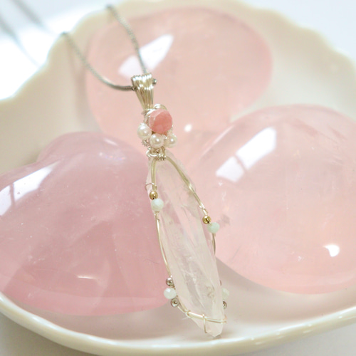 天然石インカローズとレムリアンシードクリスタルのワイヤージュエリー