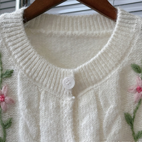 【最終値下げです】【田園詩】 お花モチーフのピンク ニットカーディガンです。 最終値下げです】【田園詩】 お花モチーフのピンク ニット