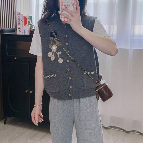 秋冬の新作 *クルーネックニットベスト * 刺繍ベスト *手編み *重ね着 