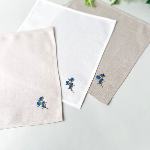 清らかなリンドウ｜ソフトリネンの手刺繍ハンカチ（選べる布色・サイズ