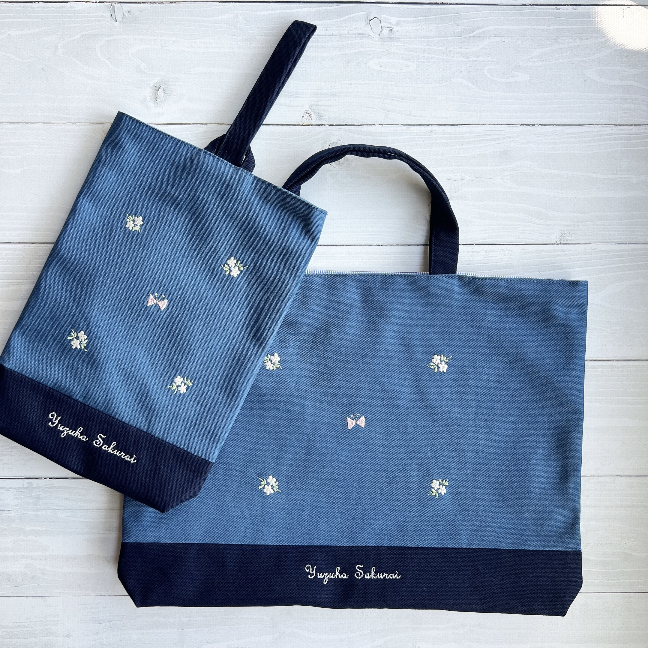 お名前刺繍できます！小花と蝶々の刺繍のレッスンバックとシューズケースのセット  ブルー