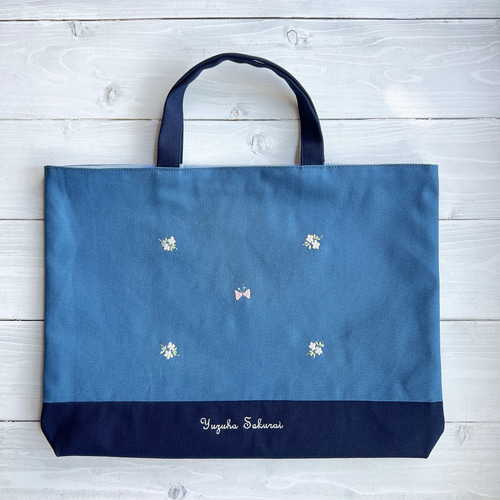 お名前刺繍できます！小花と蝶々の刺繍のレッスンバックとシューズ