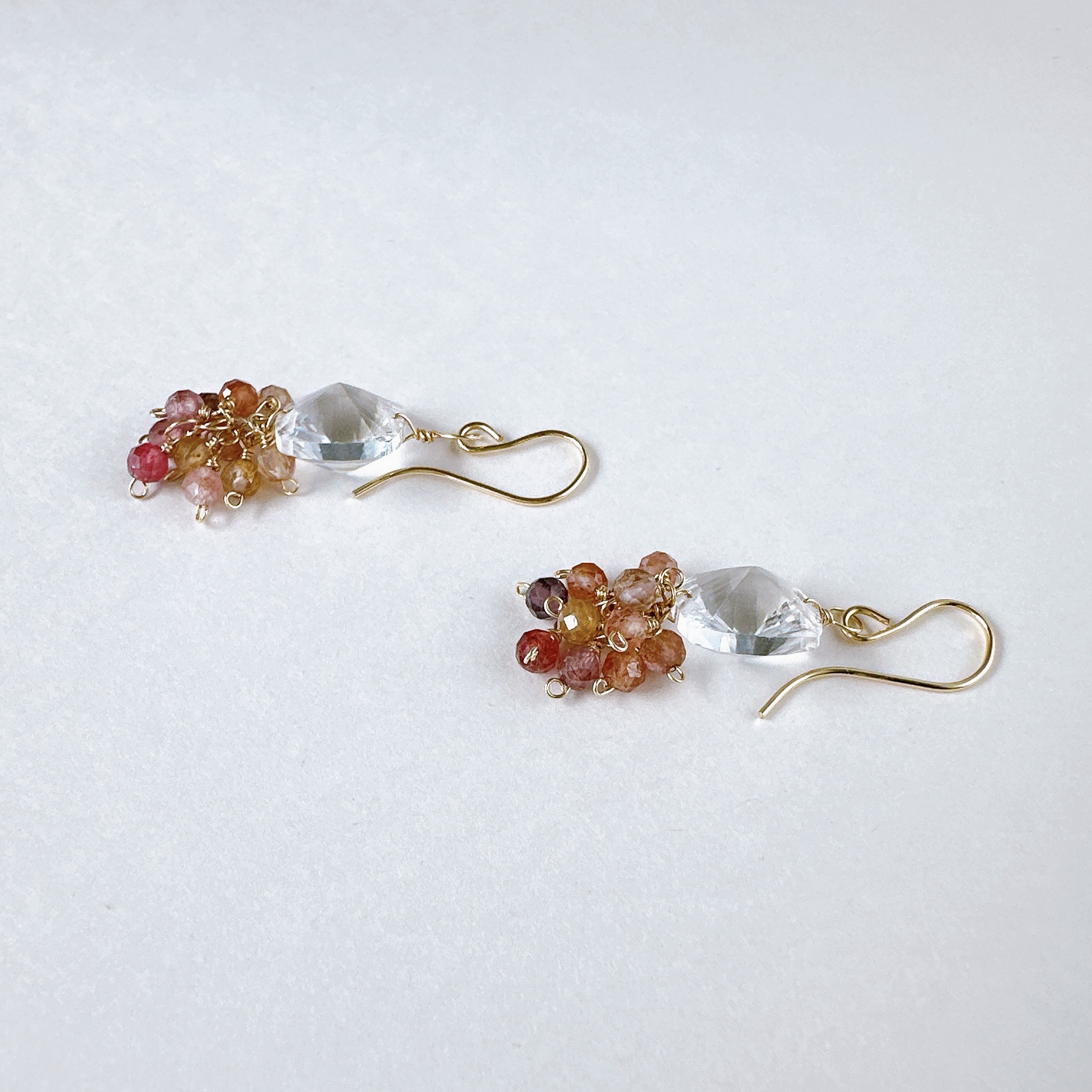 ダブルコンケ－ブカットのクリスタルとスピネルのピアス14KGF 8月誕生石　夏の誕生石