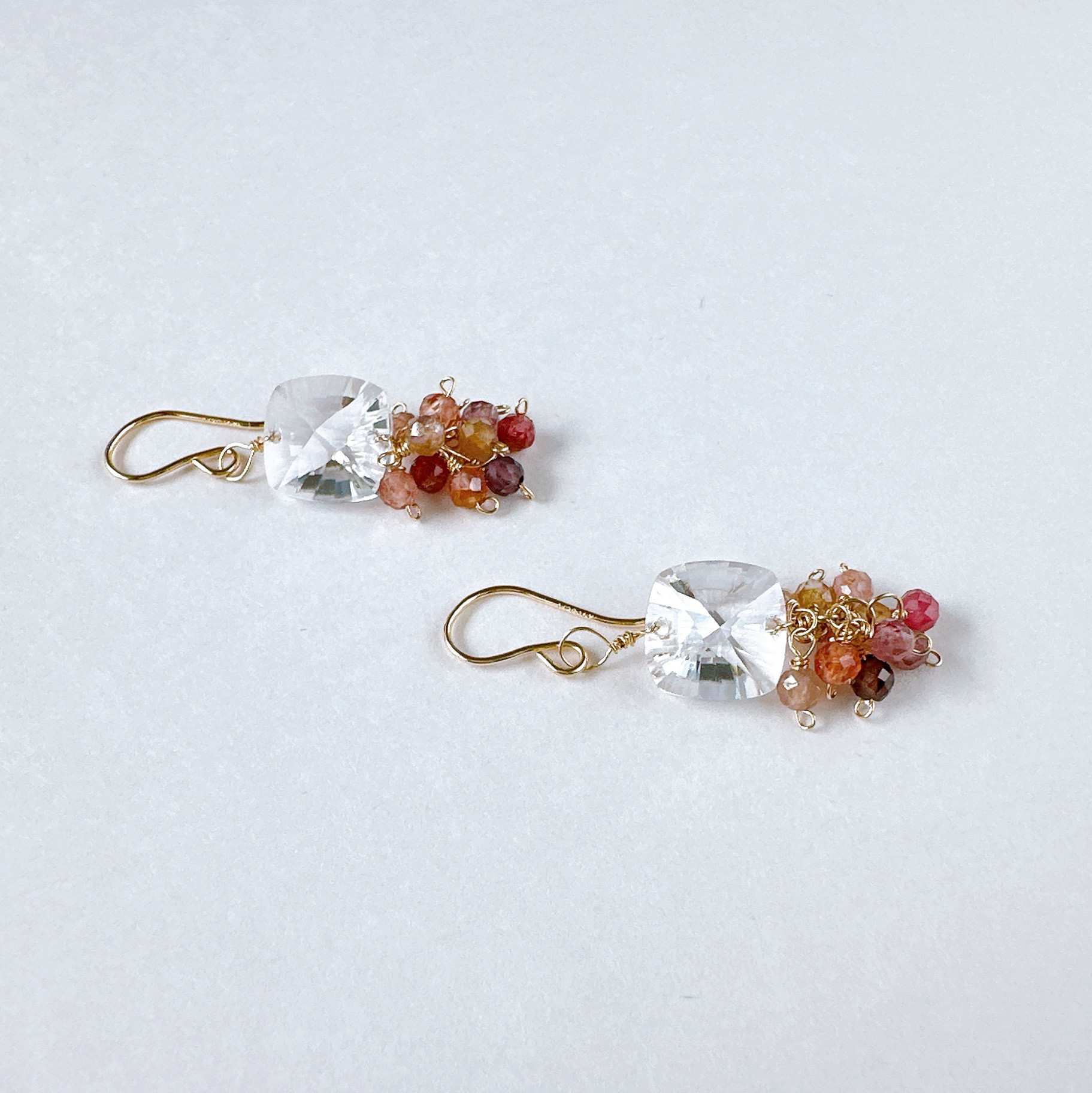 ダブルコンケ－ブカットのクリスタルとスピネルのピアス14KGF 8月誕生石　夏の誕生石