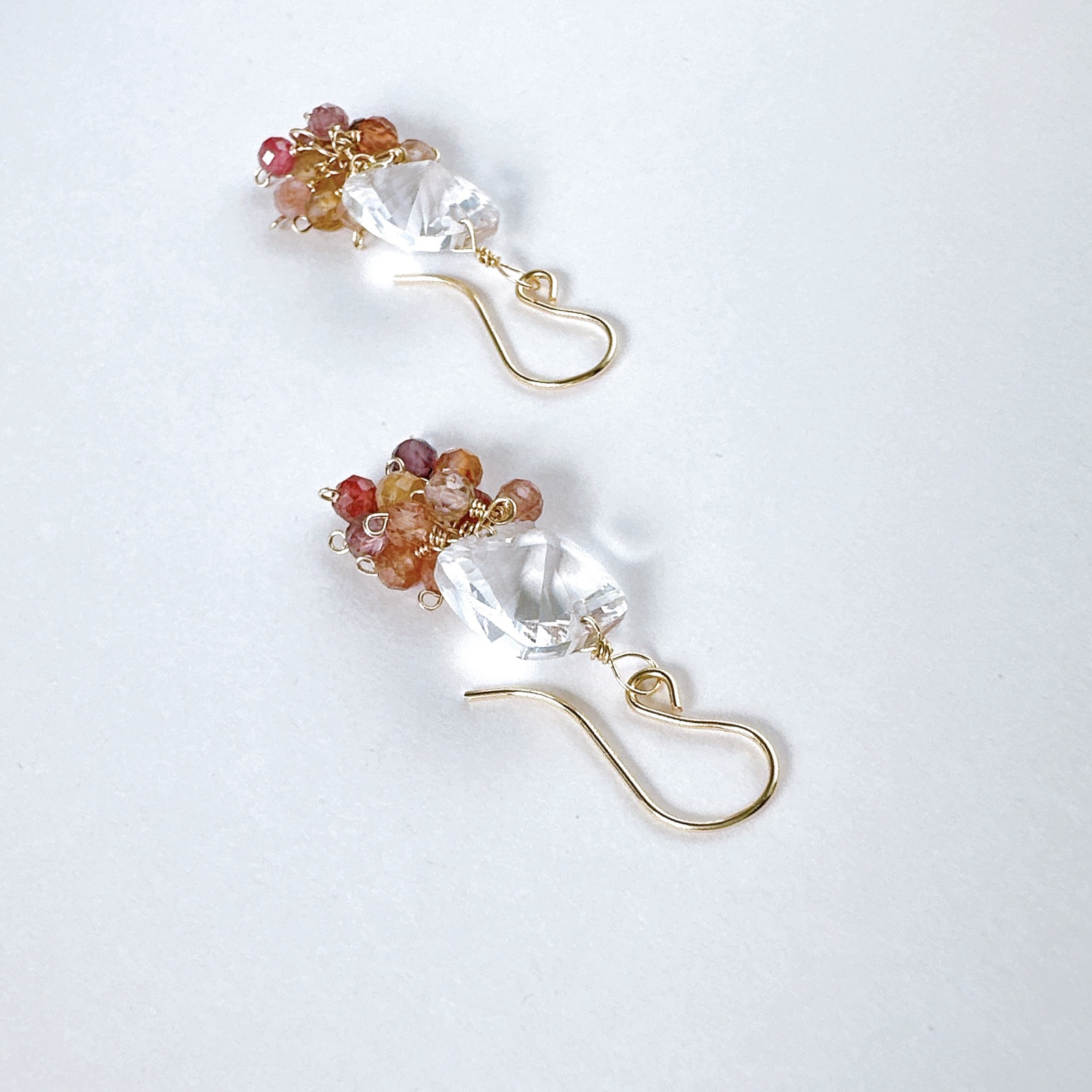 ダブルコンケ－ブカットのクリスタルとスピネルのピアス14KGF 8月誕生石　夏の誕生石