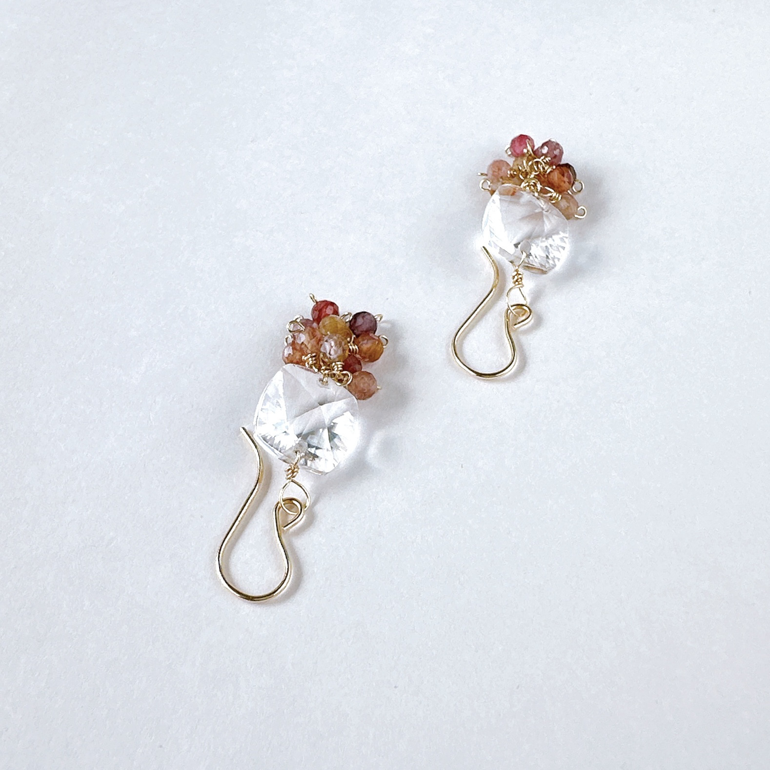 ダブルコンケ－ブカットのクリスタルとスピネルのピアス14KGF 8月誕生石　夏の誕生石