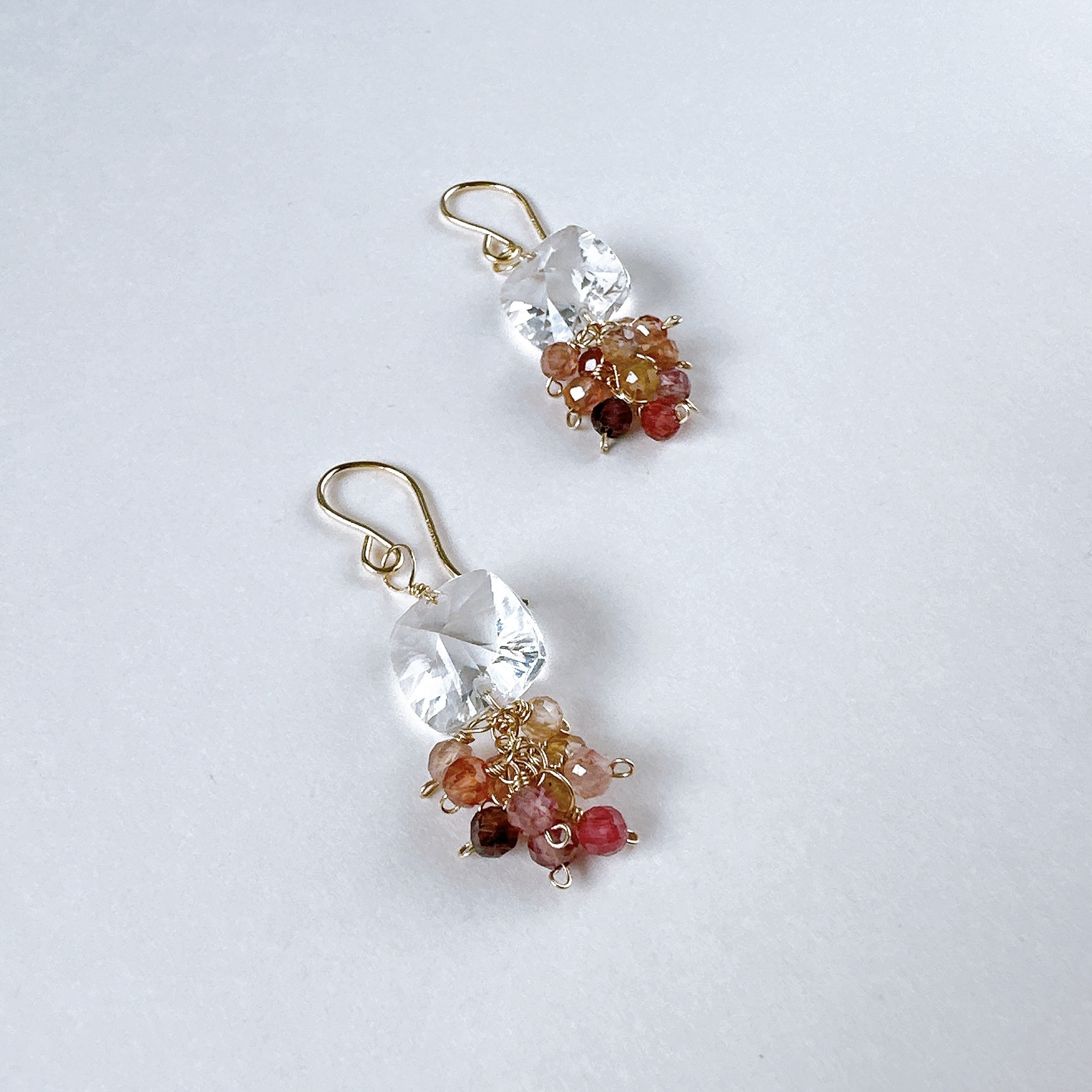 ダブルコンケ－ブカットのクリスタルとスピネルのピアス14KGF 8月誕生石　夏の誕生石