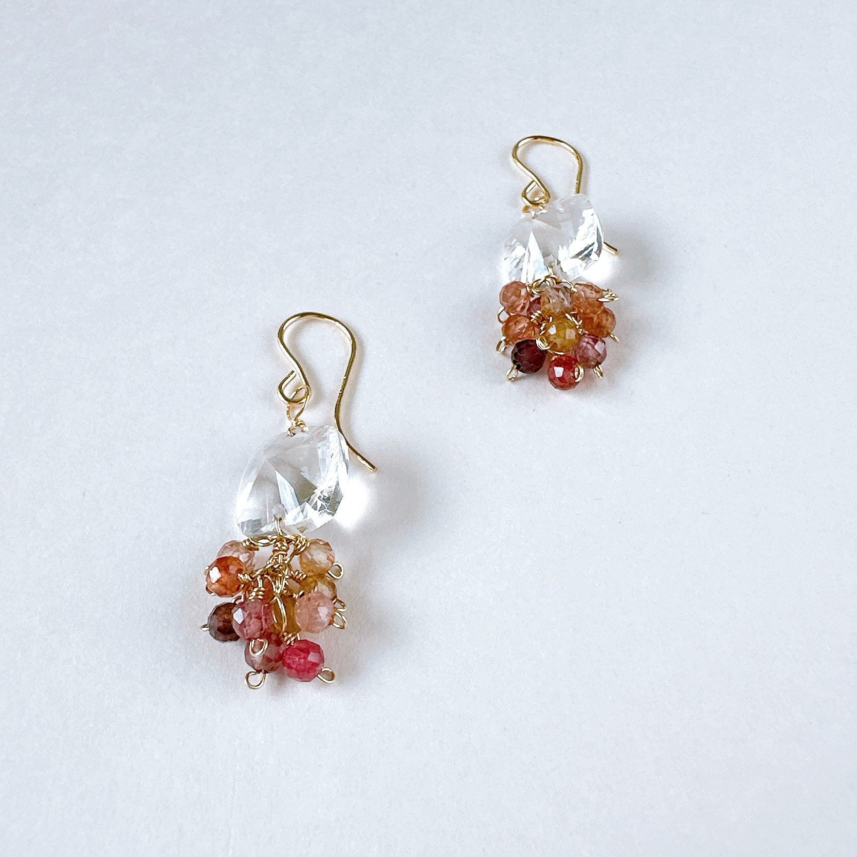 ダブルコンケ－ブカットのクリスタルとスピネルのピアス14KGF 8月誕生石　夏の誕生石