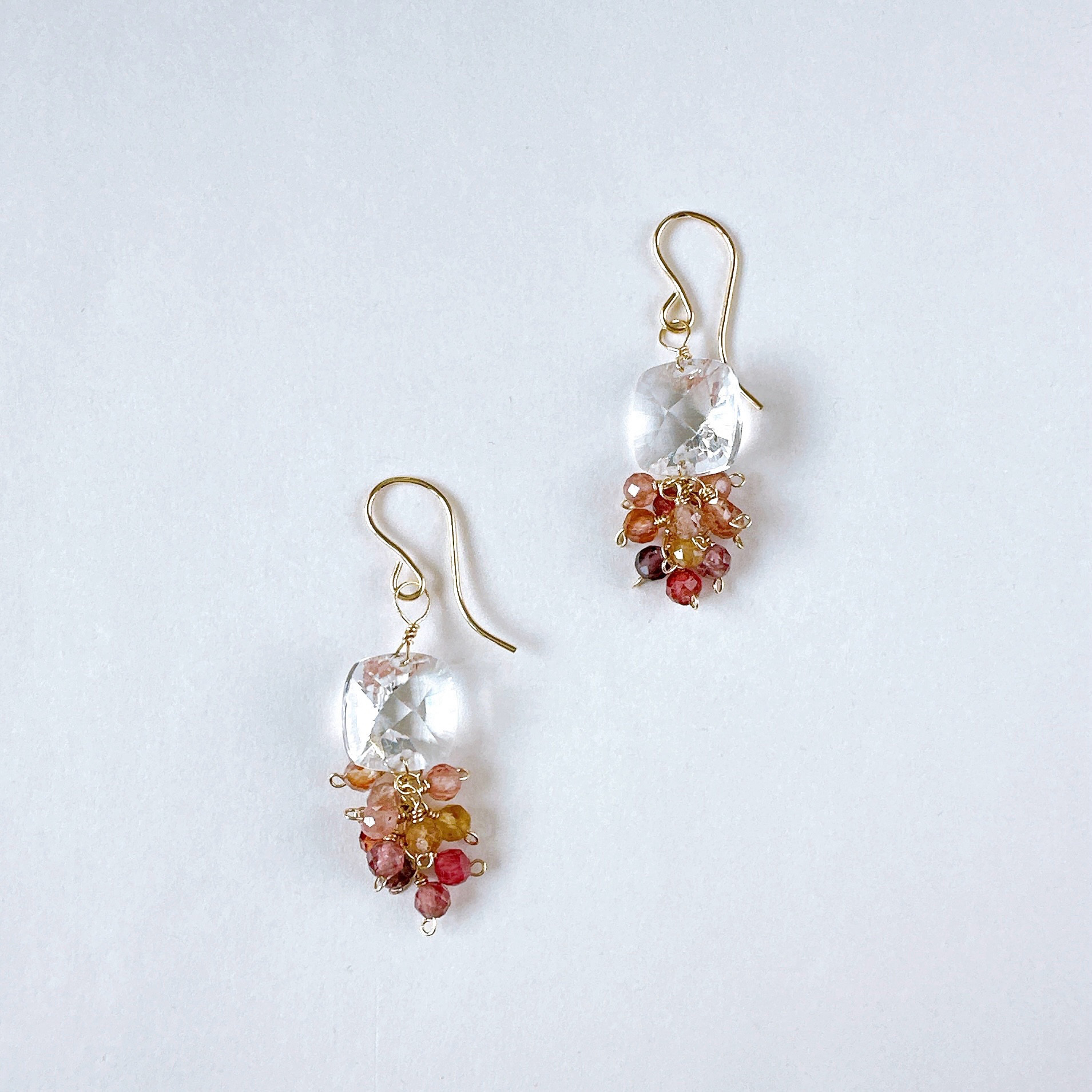 ダブルコンケ－ブカットのクリスタルとスピネルのピアス14KGF 8月誕生石　夏の誕生石