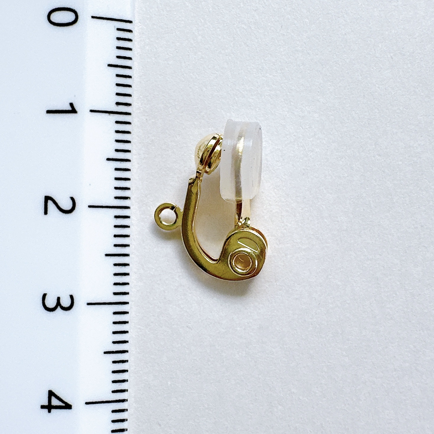 ダブルコンケ－ブカットのクリスタルとスピネルのピアス14KGF 8月誕生石　夏の誕生石