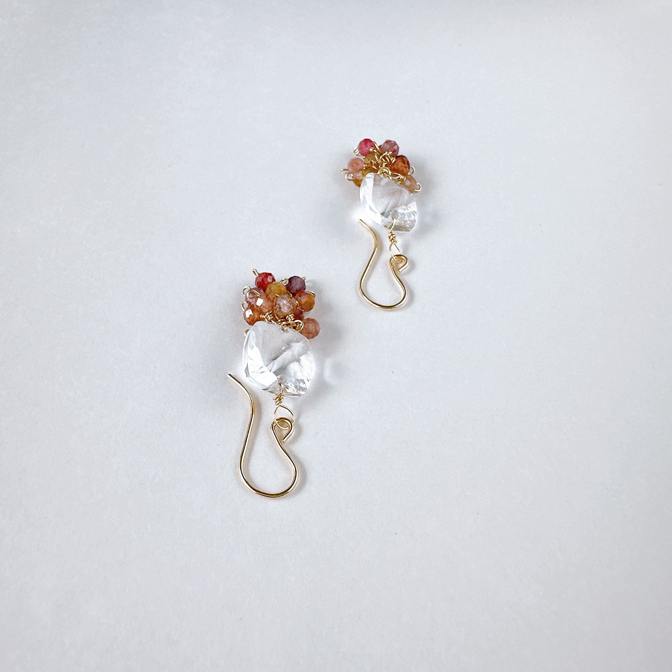 ダブルコンケ－ブカットのクリスタルとスピネルのピアス14KGF 8月誕生石　夏の誕生石