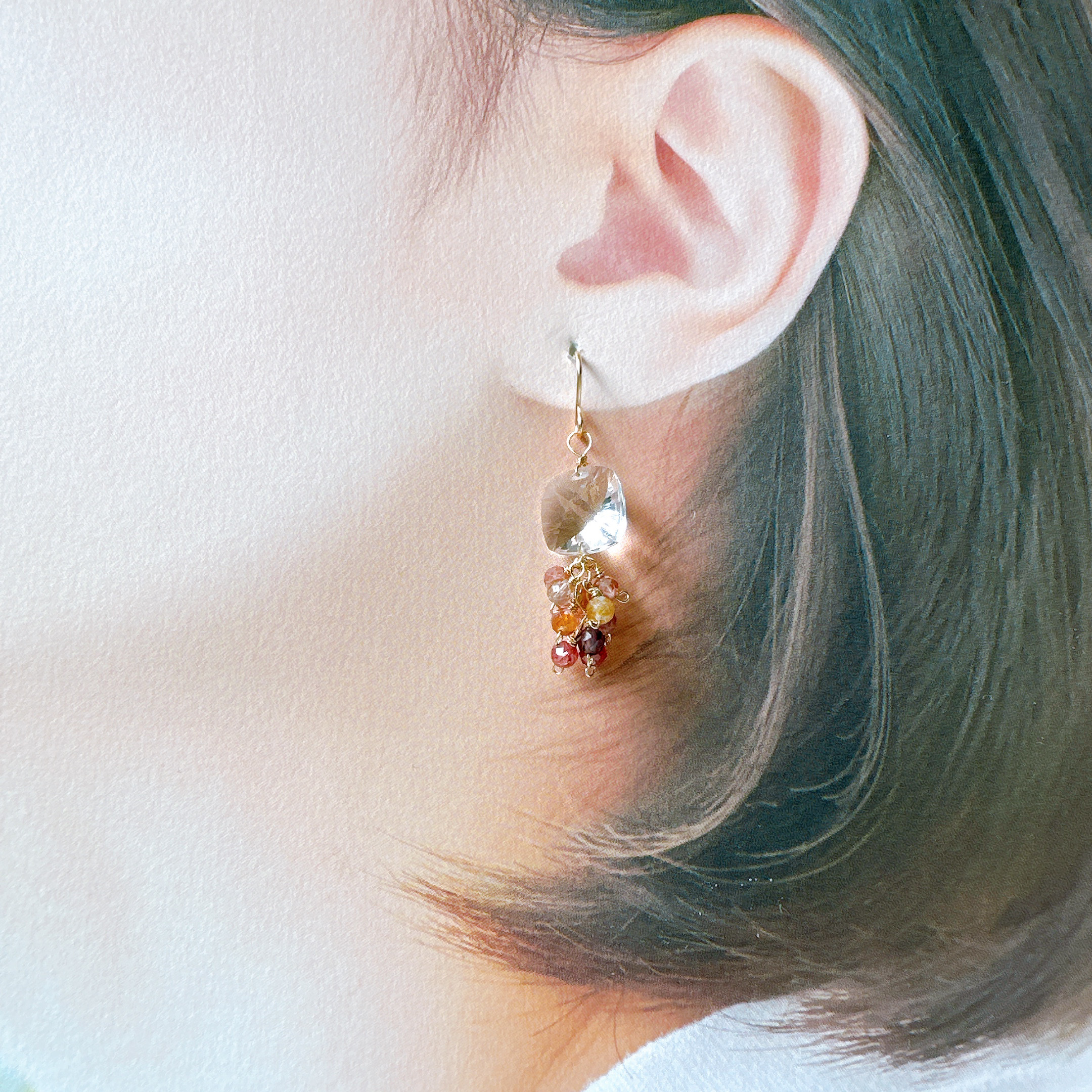 ダブルコンケ－ブカットのクリスタルとスピネルのピアス14KGF 8月誕生石　夏の誕生石