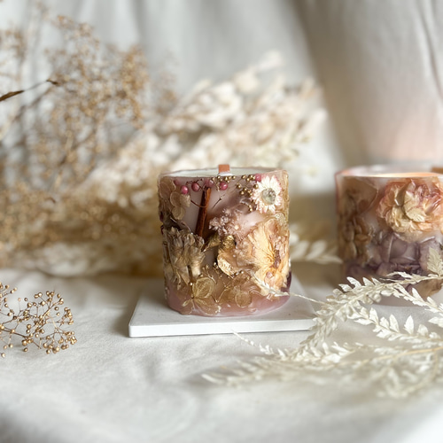 お花たっぷり優しいピンクとゴールドのボタニカルキャンドル