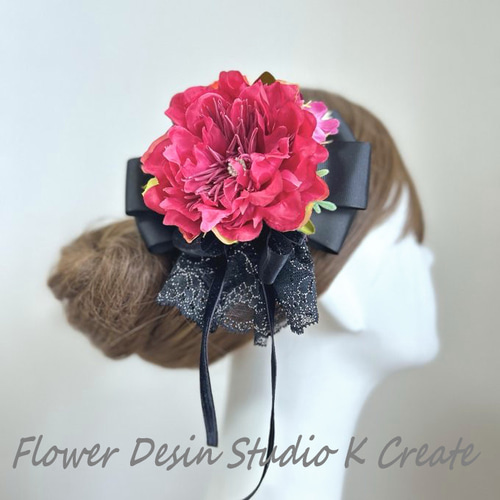 ビジューなピオニーと黒いリボンのヘアクリップ ローズピンク