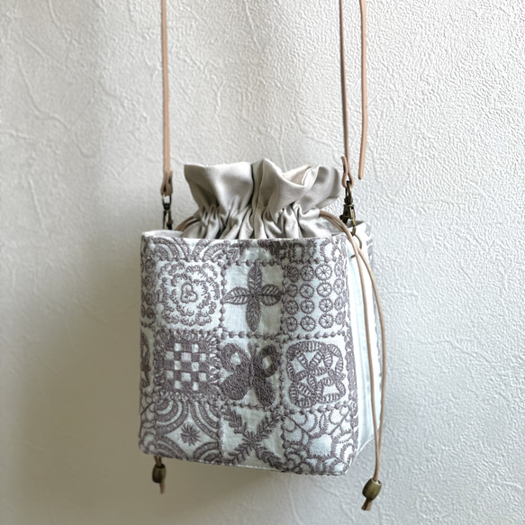 ミナペルホネン forest tileの巾着ショルダーバッグ　ねこポーチ付き ⚮̈ミナペルホネン forest tile beige ネリオバッグ 巾着バッグ