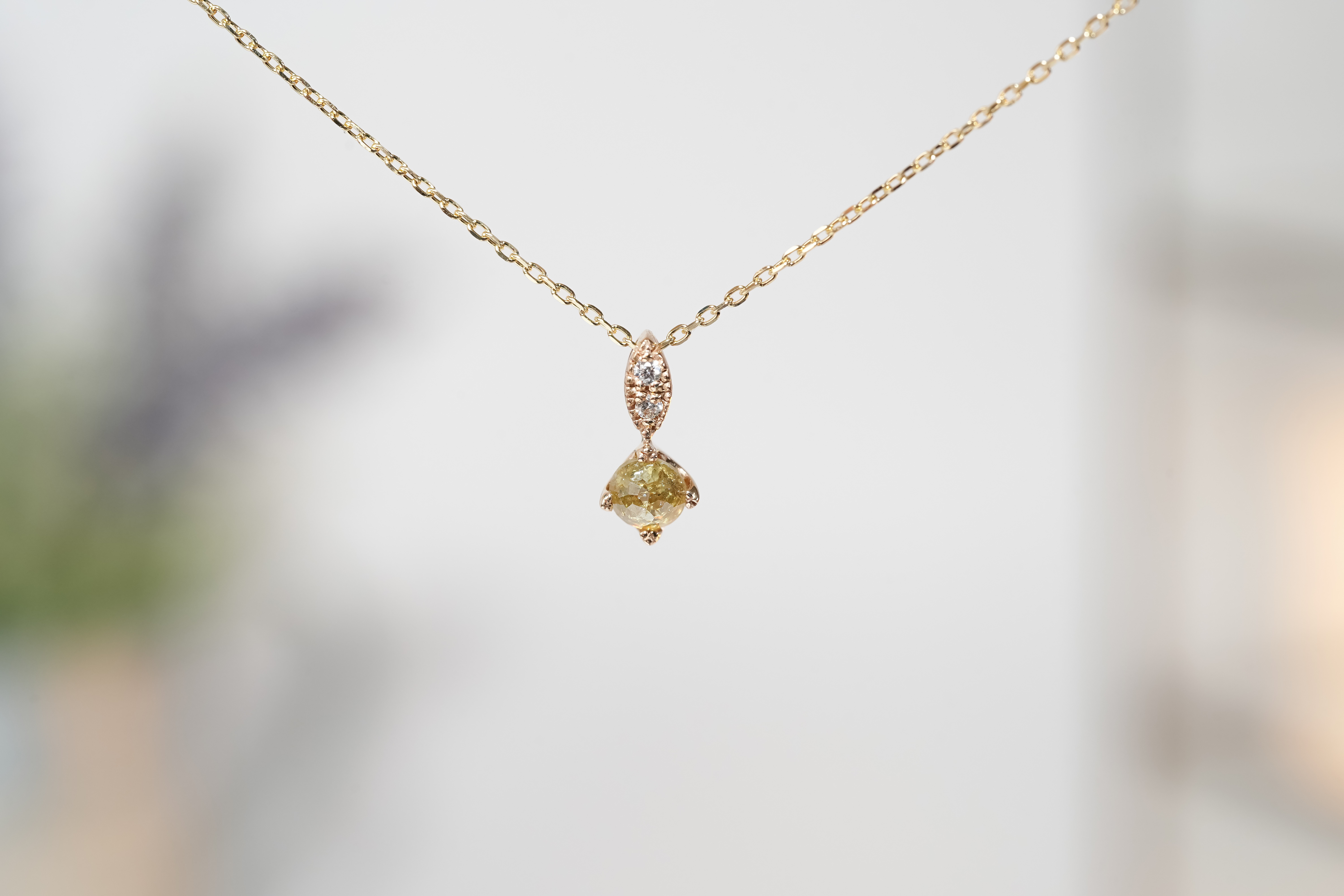 K10YG 『新緑の小さな光』カラーローズカット 天然ダイヤモンドペンダント